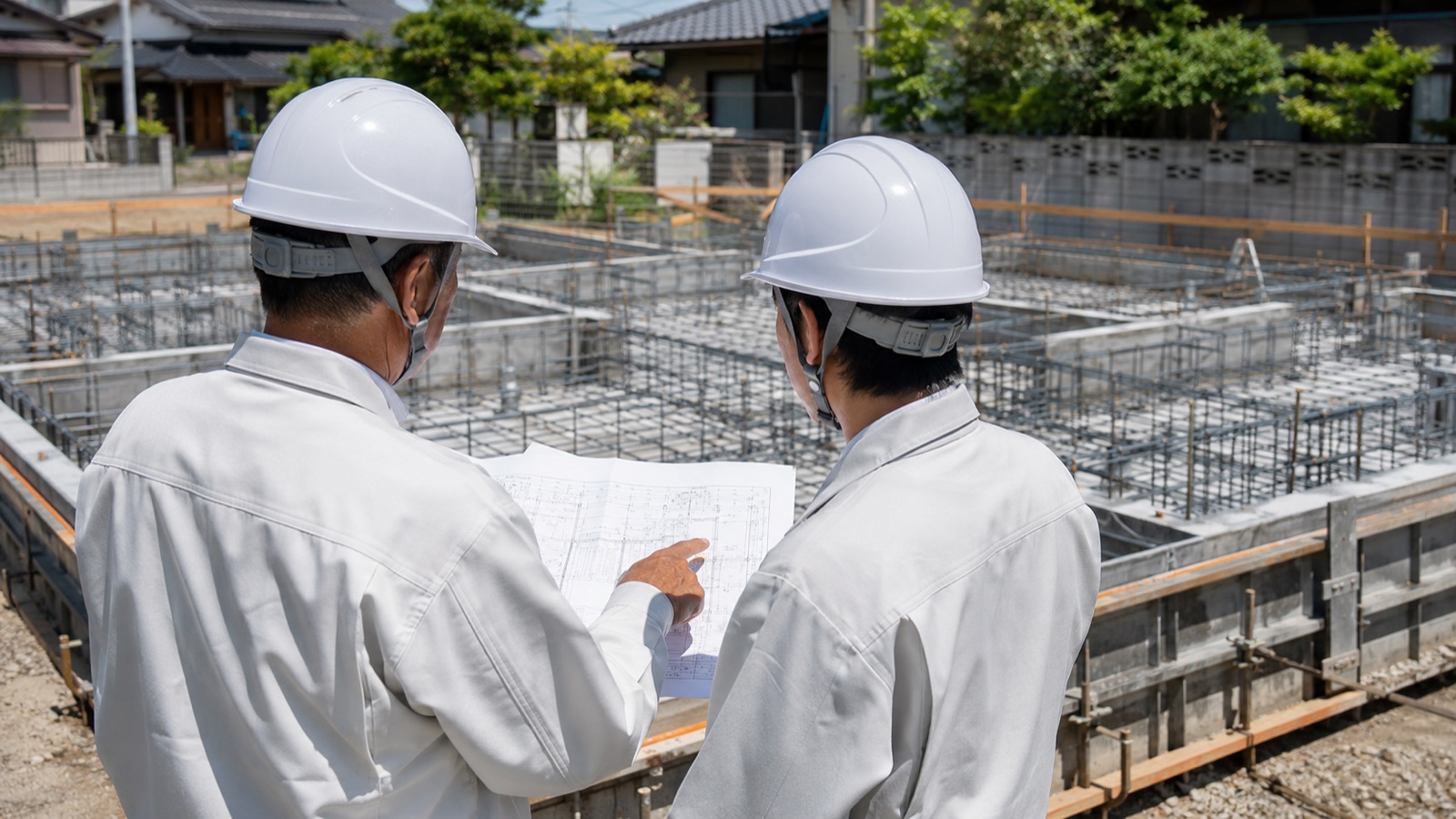 現場で図面を確認する職人